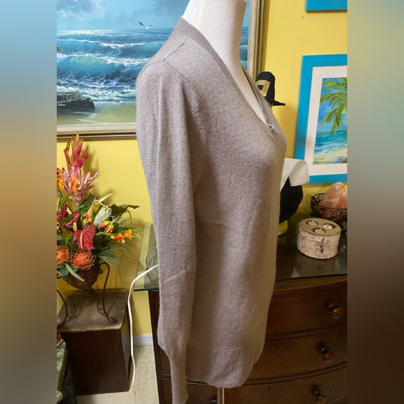 Cashmere Long Sleeve V-Neck Sweater Top - Picture 4 of 8